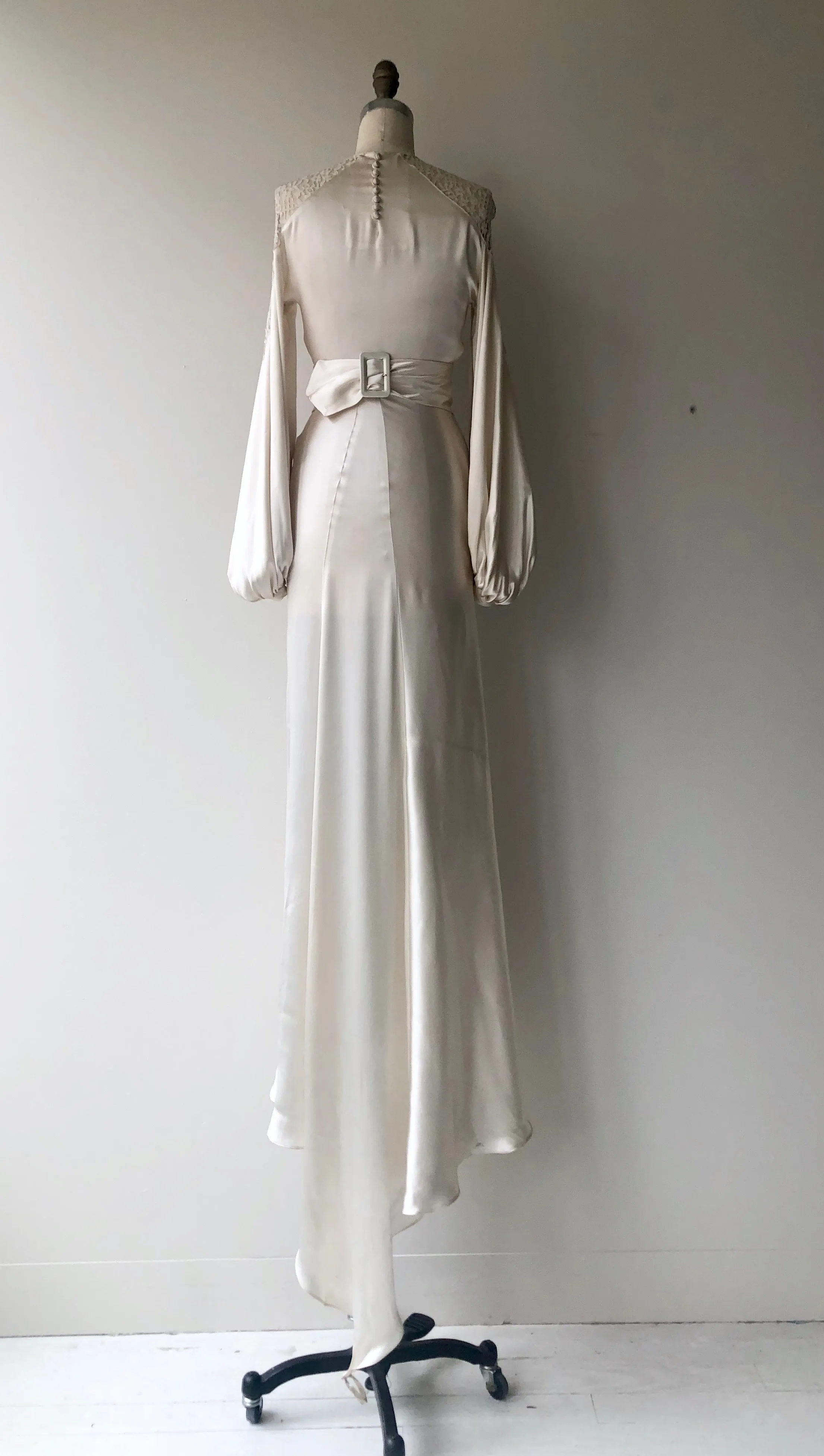 The Pearl 1930s Wedding Gown